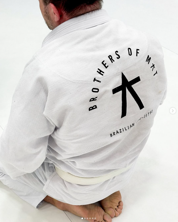 Kimono Brothers Of Mat de costas, com a marca bordada em preto sobre branco