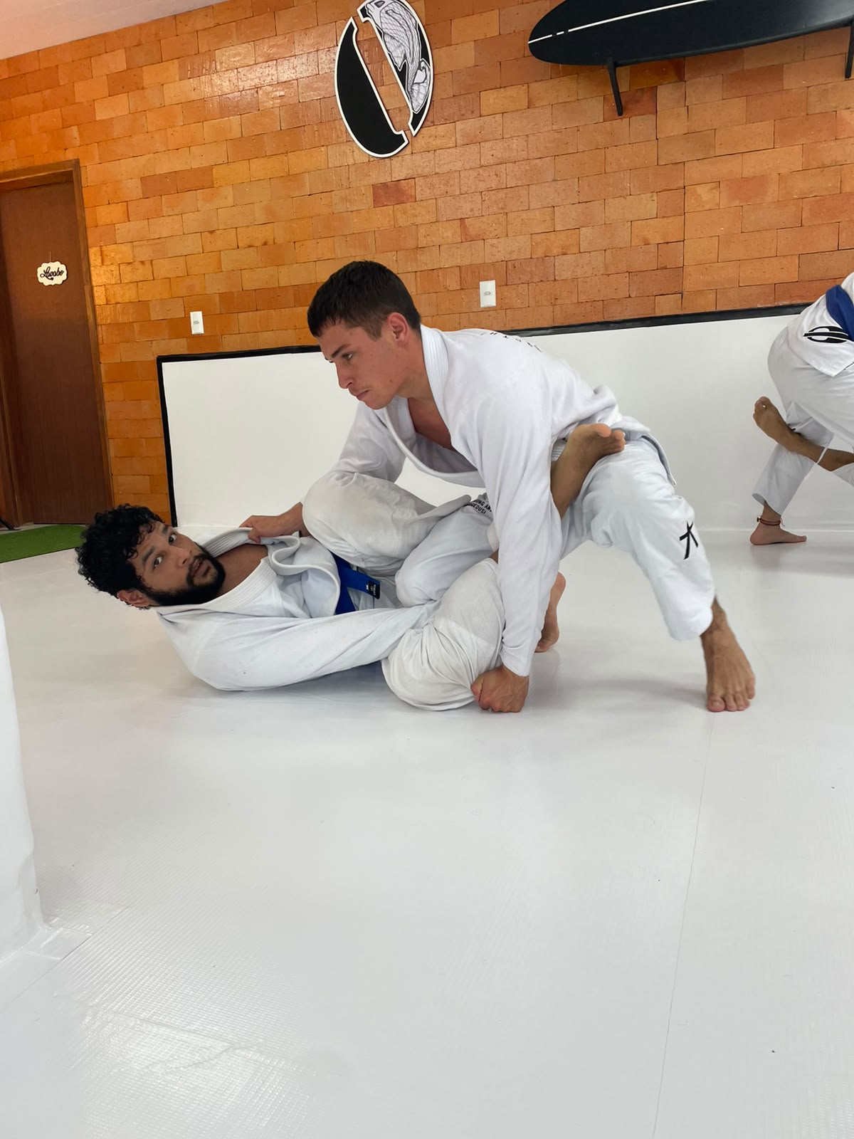 Alunos treinando guarda no tatame em Penha