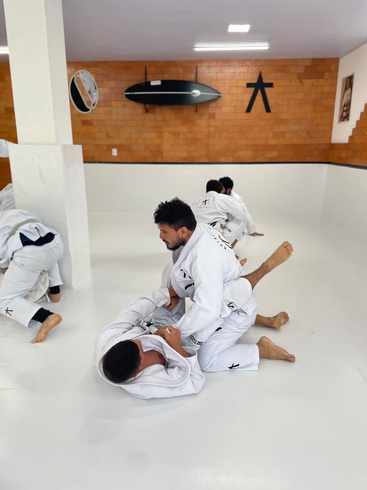 Professor conduzindo treino de Jiu-Jitsu adulto